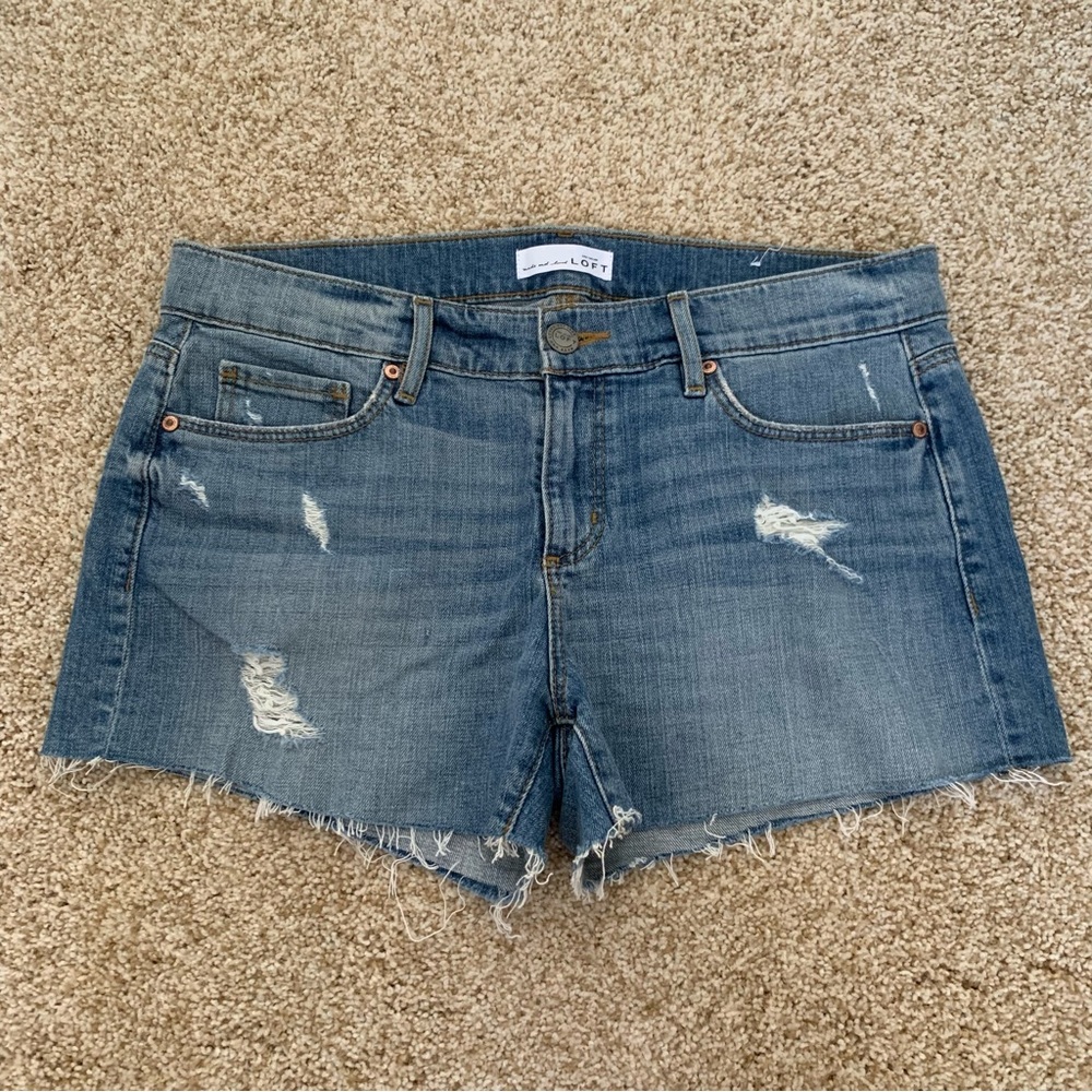 New Women’s LOFT Denim Blue Distressed Jean Shorts, size 6/28